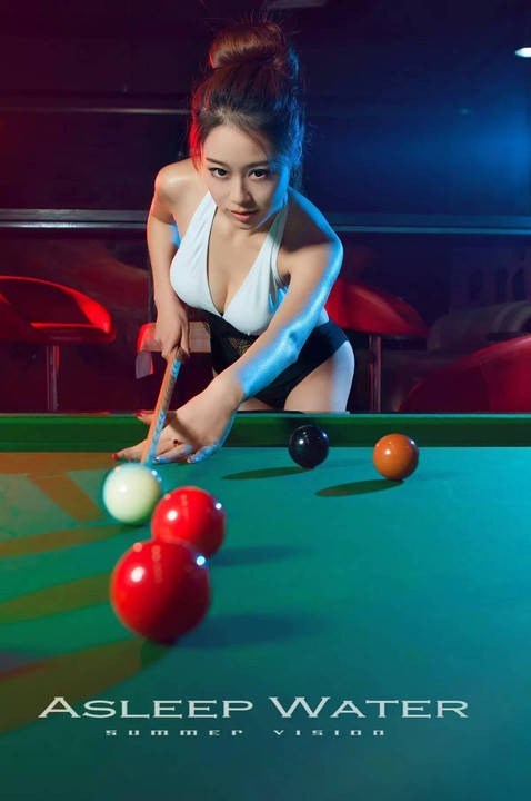 台球美女